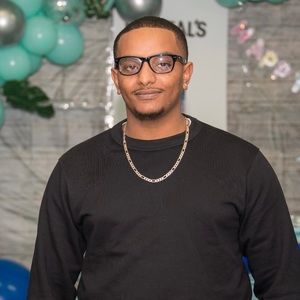 Meet your Posher, Adonay